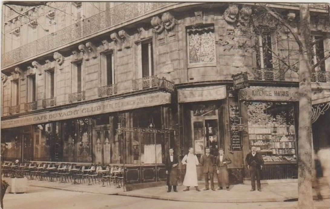 Le café du Yacht-Club, place de l'Alma, en 1911- via @parisancien