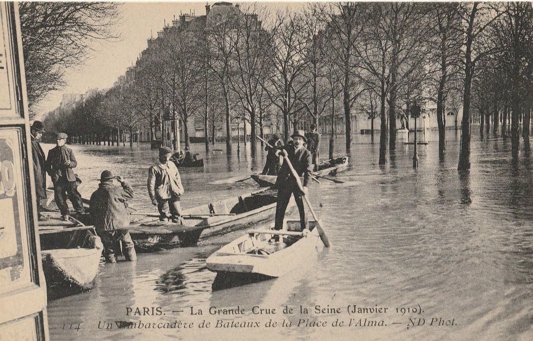 Les embarcations place de l'Alma, durant la crue de janvier 1910 - via @parisancien