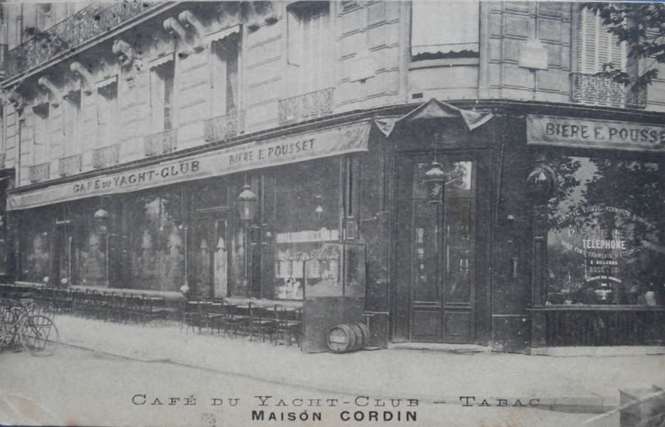 Le bar-tabac du Yacht-club, place de l'Alma, vers 1910 - via @parisancien