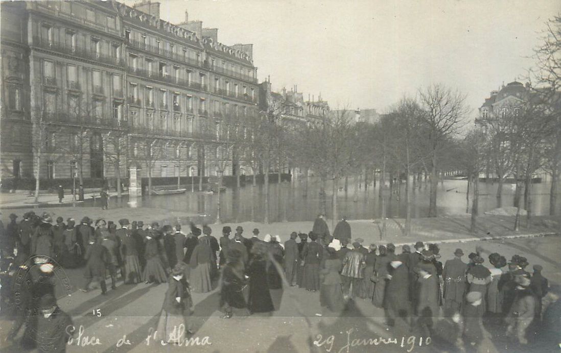La place de l'Alma durant la crue de 1910 - via @parisancien
