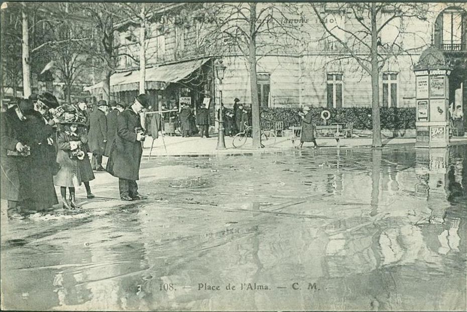 Les inondations de la place de l'Alma, durant la crue de janvier 910 - via @parisancien